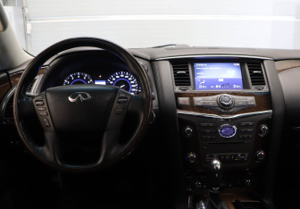 Подержанный автомобиль Infiniti QX80 2014 года (9 фото)
