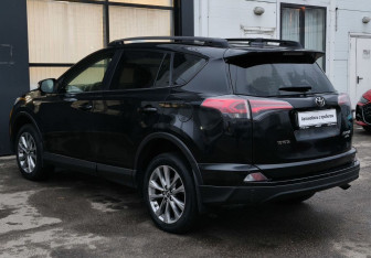 Подержанный автомобиль Toyota RAV4 2016 года (7 фото)