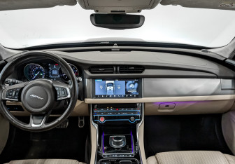 Подержанный автомобиль Jaguar XF Sedan 2019 года (14 фото)