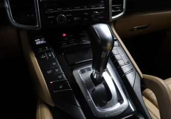 Подержанный автомобиль Porsche Cayenne 2014 года (20 фото)