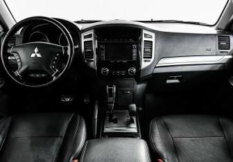 Подержанный автомобиль Mitsubishi Pajero 2015 года (9 фото)