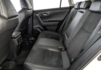 Подержанный автомобиль Toyota RAV4 2021 года (12 фото)
