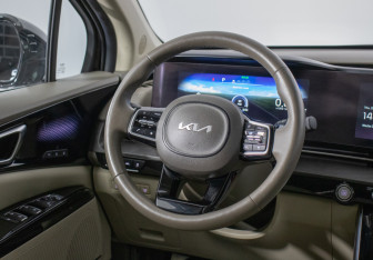 Подержанный автомобиль Kia Carnival 2021 года (14 фото)