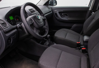 Подержанный автомобиль Skoda Fabia Hatchback 2011 года (10 фото)