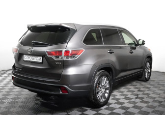 Подержанный автомобиль Toyota Highlander 2015 года (5 фото)