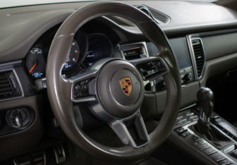 Подержанный автомобиль Porsche Macan 2018 года (13 фото)