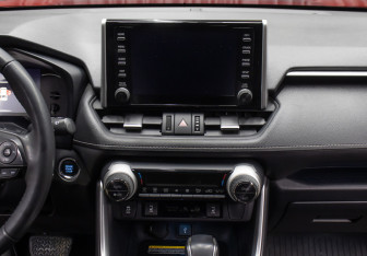 Подержанный автомобиль Toyota RAV4 2021 года (15 фото)