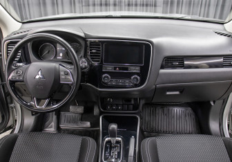 Подержанный автомобиль Mitsubishi Outlander 2019 года (14 фото)