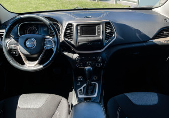 Подержанный автомобиль Jeep Cherokee 2014 года (12 фото)