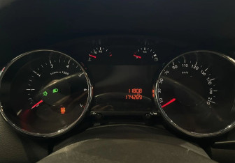 Подержанный автомобиль Peugeot 3008 2011 года (14 фото)