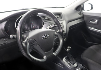 Подержанный автомобиль Kia Rio Sedan 2017 года (7 фото)