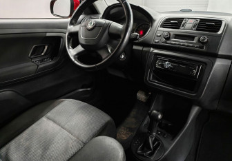 Подержанный автомобиль Skoda Fabia Hatchback 2012 года (10 фото)