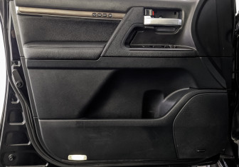 Подержанный автомобиль Toyota Land Cruiser Suv 2019 года (19 фото)