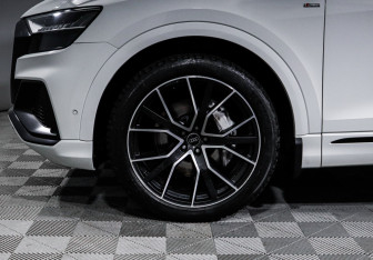 Подержанный автомобиль Audi Q8 2019 года (15 фото)