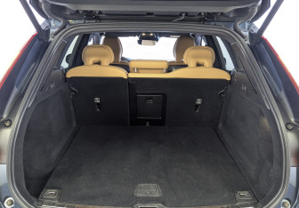 Подержанный автомобиль Volvo XC60 2020 года (10 фото)