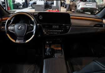 Подержанный автомобиль Lexus ES 2021 года (11 фото)