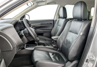 Подержанный автомобиль Mitsubishi Outlander 2017 года (20 фото)