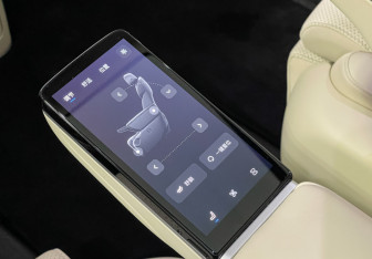 Подержанный автомобиль Voyah Dream 2025 года (20 фото)