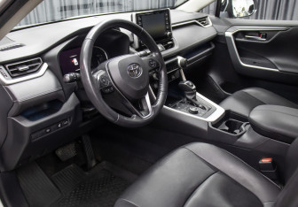 Подержанный автомобиль Toyota RAV4 2019 года (15 фото)