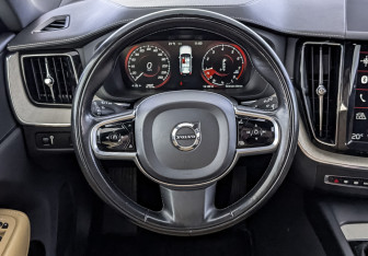 Подержанный автомобиль Volvo XC60 2020 года (21 фото)