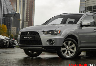Подержанный автомобиль Mitsubishi Outlander 2009 года (14 фото)