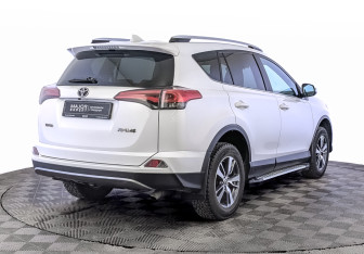 Подержанный автомобиль Toyota RAV4 2017 года (5 фото)