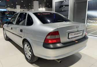 Подержанный автомобиль Opel Vectra Sedan 1997 года (7 фото)