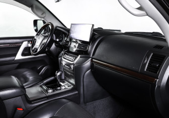 Подержанный автомобиль Toyota Land Cruiser Suv 2018 года (11 фото)