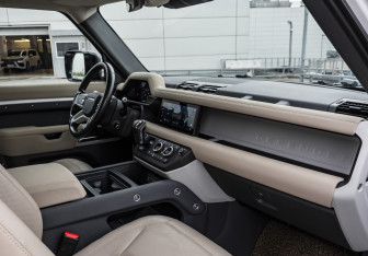 Подержанный автомобиль Land Rover Defender Suv 2021 года (12 фото)