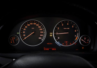 Подержанный автомобиль BMW X5 2015 года (15 фото)