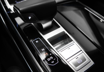Подержанный автомобиль Audi A8 2018 года (21 фото)