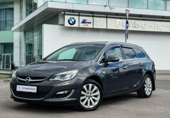 Подержанный автомобиль Opel Astra Wagon 2012 года (10 фото)