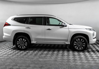 Подержанный автомобиль Mitsubishi Pajero Sport 2021 года (4 фото)
