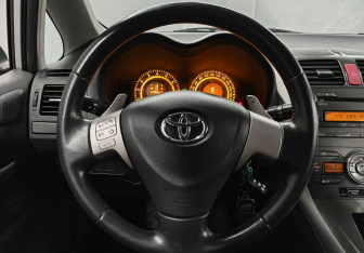 Подержанный автомобиль Toyota Auris Hatchback 2008 года (12 фото)