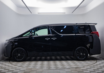 Подержанный автомобиль Toyota Alphard 2021 года (2 фото)