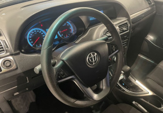 Подержанный автомобиль Brilliance V5 2014 года (12 фото)