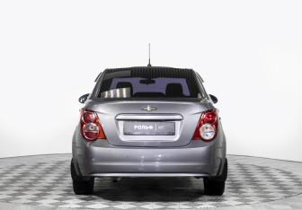 Подержанный автомобиль Chevrolet Aveo Sedan 2012 года (6 фото)