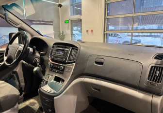 Подержанный автомобиль Hyundai H-1 2017 года (13 фото)