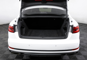 Подержанный автомобиль Audi A4 Sedan 2019 года (9 фото)
