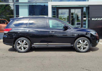 Подержанный автомобиль Nissan Pathfinder 2015 года (4 фото)