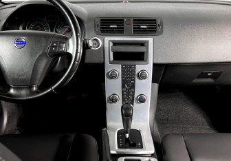 Подержанный автомобиль Volvo S40 2010 года (11 фото)