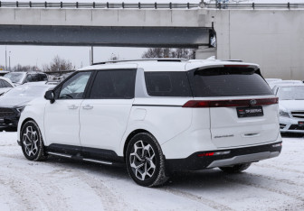 Подержанный автомобиль Kia Carnival 2020 года (7 фото)