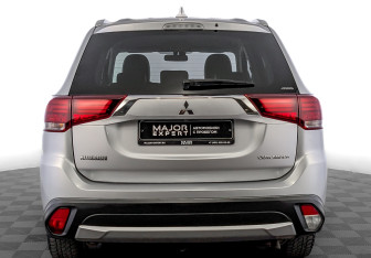Подержанный автомобиль Mitsubishi Outlander 2017 года (6 фото)