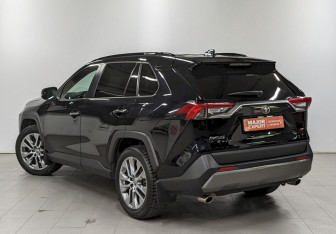 Подержанный автомобиль Toyota RAV4 2021 года (7 фото)