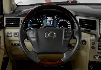 Подержанный автомобиль Lexus LX 2014 года (11 фото)