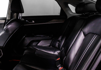 Подержанный автомобиль Kia K5 2020 года (13 фото)