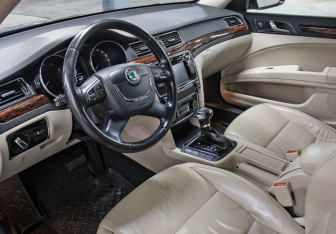 Подержанный автомобиль Skoda Superb Liftback 2012 года (17 фото)