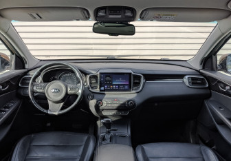 Подержанный автомобиль Kia Sorento 2017 года (14 фото)