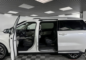 Подержанный автомобиль Kia Carnival 2021 года (22 фото)