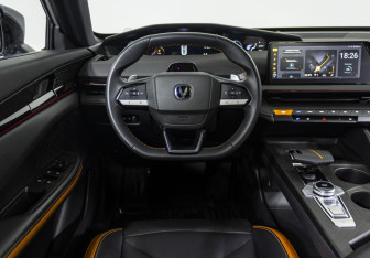 Подержанный автомобиль Changan UNI-V 2024 года (11 фото)